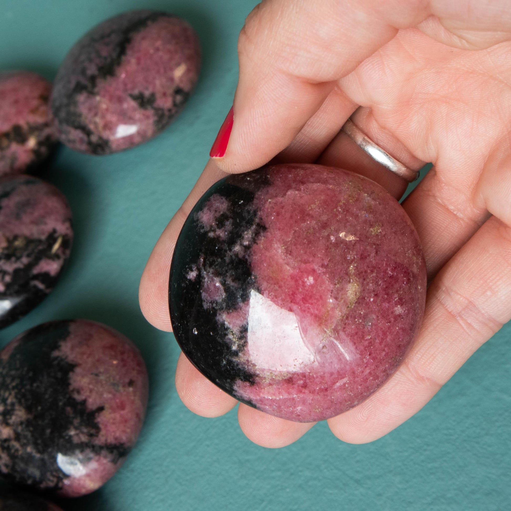 rhodonite, rhodonite palm stone, crystal palm stone, rhodonite crystal, rhodonite stone, rhodonite properties, rhodonite healing properties, rhodonite metaphysical properties, rhodonite meaning