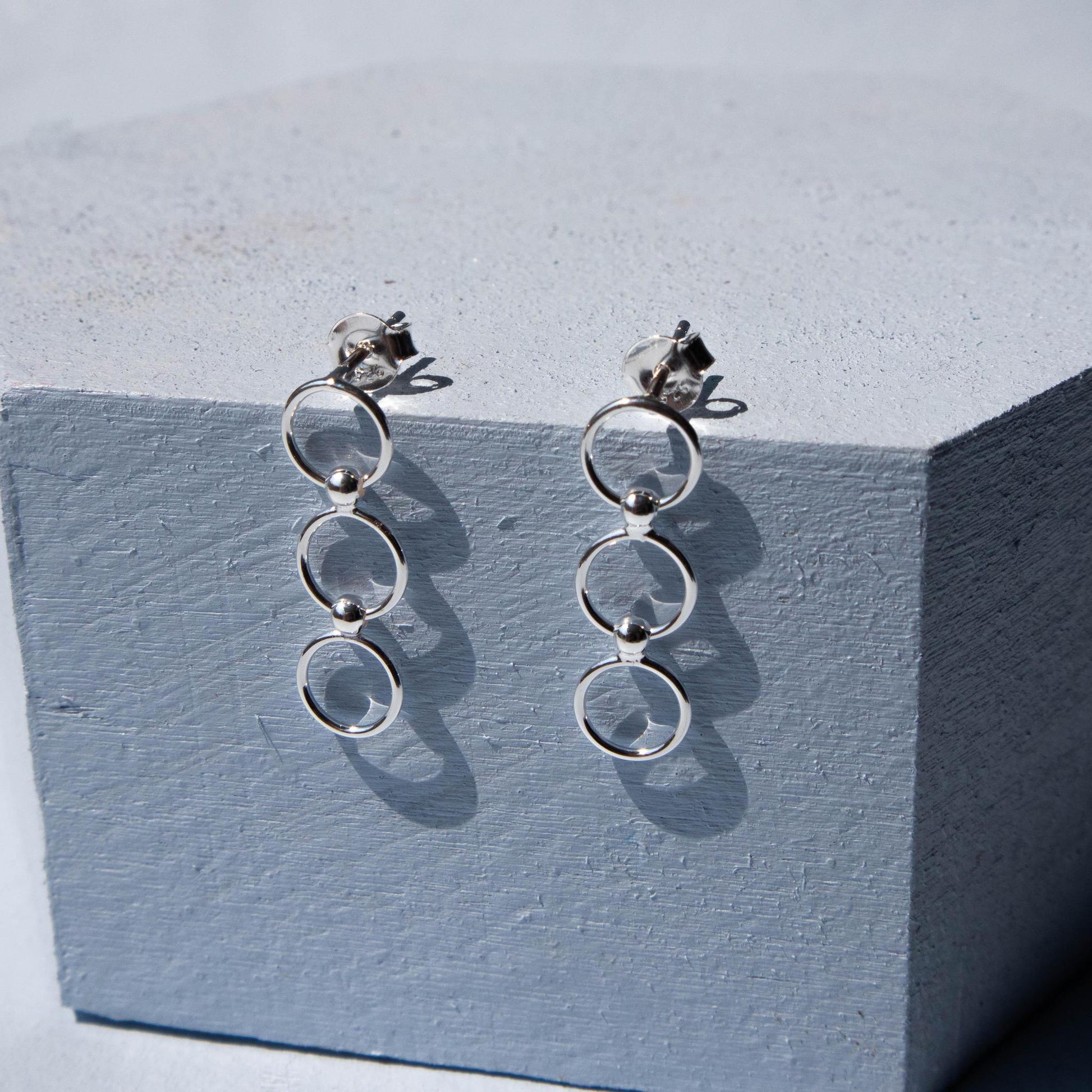 sterling silver earrings, sterling silver jewelry, sterling silver stud earrings, stud earrings, silver stud earrings, circle earrings, linked circle sterling silver stud earrings