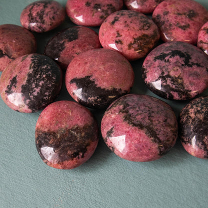 rhodonite, rhodonite palm stone, crystal palm stone, rhodonite crystal, rhodonite stone, rhodonite properties, rhodonite healing properties, rhodonite metaphysical properties, rhodonite meaning