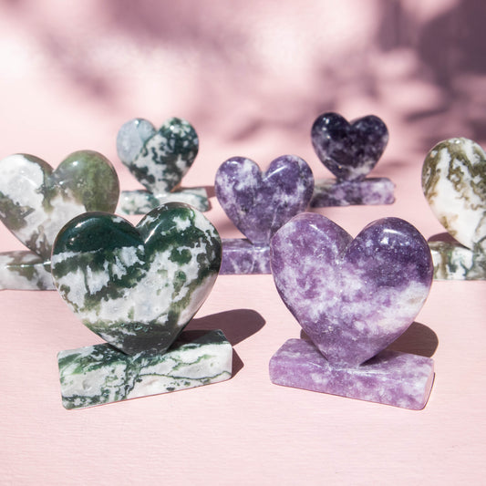 standing stone heart, lepidolite, lepidolite heart, crystal heart, standing crystal heart, lepidolite crystal, lepidolite stone, lepidolite properties, lepidolite healing properties, lepidolite meaning, moss agate, moss agate heart, moss agate standing heart, crystal heart, gemstone heart, moss agate properties, moss agate healing properties, moss agate meaning