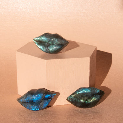 labradorite, labradorite lips, labradorite mouth, crystal lips, crystal mouth, gemstone lips,  gemstone mouth, labradorite crystal, labradorite stone, labradorite gemstone, labradorite properties, labradorite healing properties, labradorite metaphysical properties, labradorite meaning