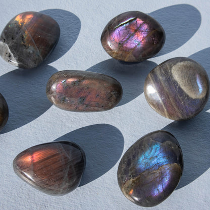 labradorite, purple labradorite, purple flash labradorite, labradorite palm stone, crystal palm stone, gemstone palm stone, purple labradorite palm stone, purple labradorite crystal, labradorite crystal, labradorite stone, labradorite properties, labradorite meaning